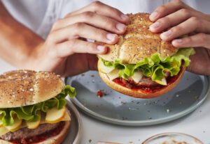 Hambúrguer Agridoce com Maçã Europeia e Molho Picante: o clássico com um toque frutado