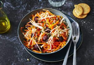 Salada europeia crocante de abóbora cabotiá, aipo, maçã Gala francesa, cenoura e beterraba: surpreendentemente delicioso!