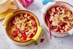 Crumble de maçã da Europa e morango com baunilha caramelizada