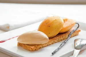 Biscoitos amanteigados com maçã da França, sorvete de caramelo e manteiga salgada