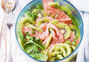 Um toque de frescor à sua mesa: Salada de Kiwi com Salmão