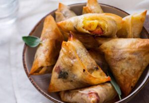 Samosas de batata, Maçã, camembert e sálvia: crocância e sabor a cada mordida